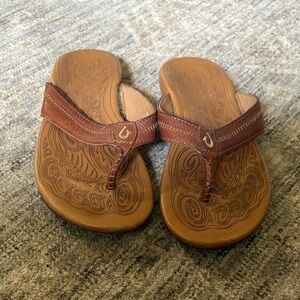 OluKai Brown Leather Women's Sandals - size 8 - brown - thing flip flop